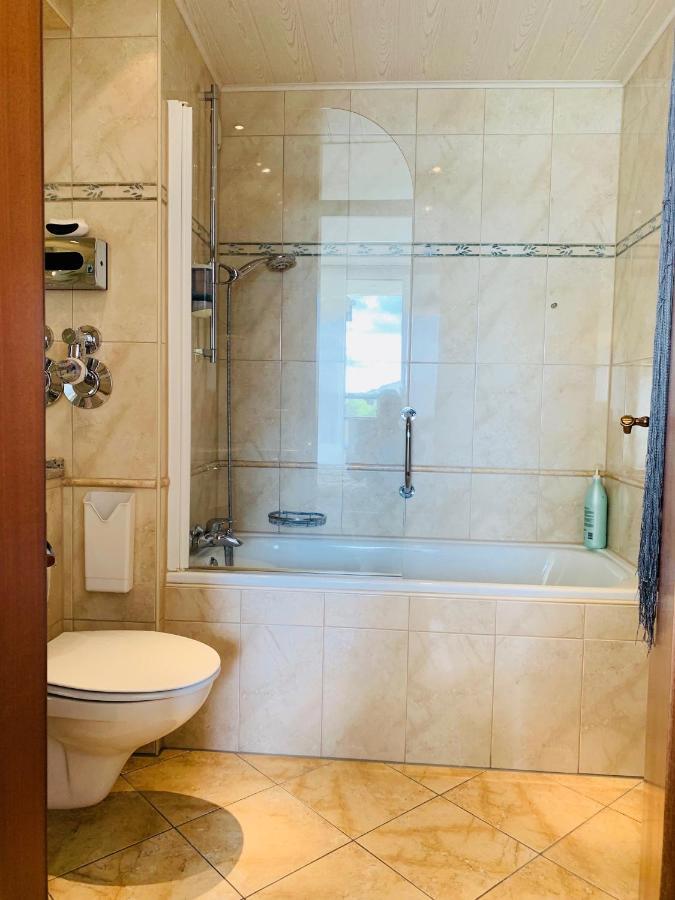 Private Suite Im Gebaeude Des Graf Eberhard Hotels Bad Urach Exterior photo